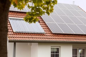 Beispiel, wie Module für Solarstrom und für Solarwärme auf einem Hausdach installiert sind. 